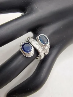 Bague « Contrarie » en or blanc 18 kt, saphirs et diamants