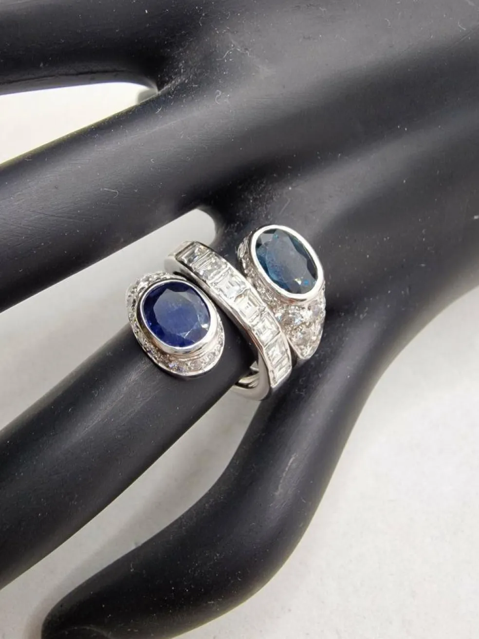 Bague « Contrarie » en or blanc 18 kt, saphirs et diamants