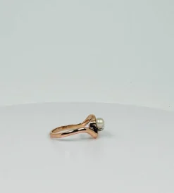 Bague croisée antique avec diamant naturel et deux perles en or jaune et rose