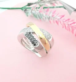 Bague Croisée Diamants Blancs et noirs