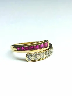 Bague croisée en or jaune, rubis et diamants