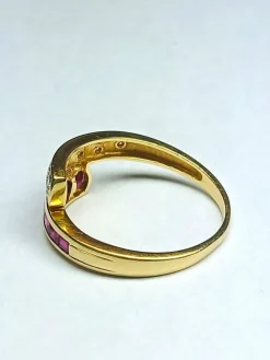 Bague croisée en or jaune, rubis et diamants