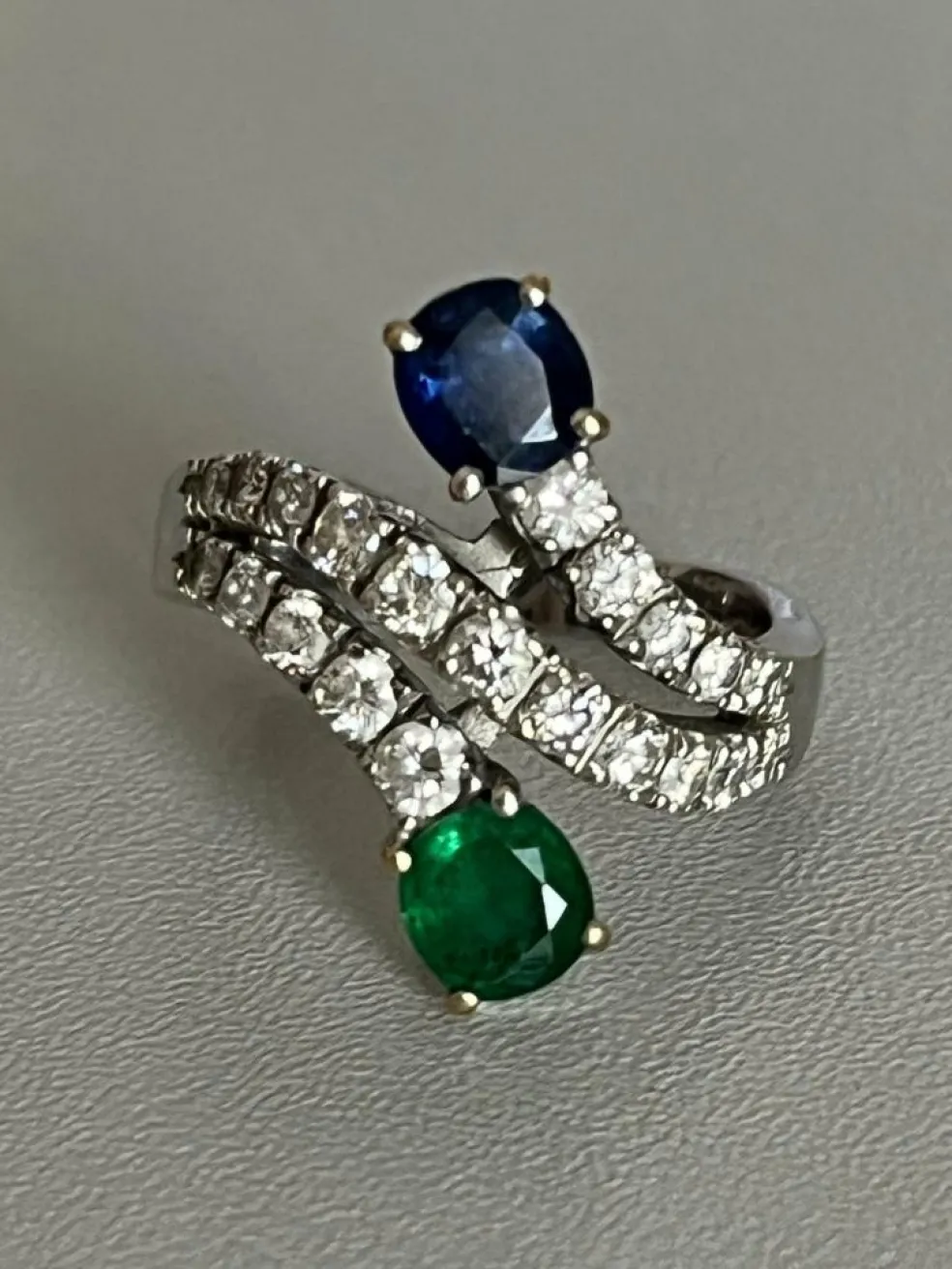 Bague Croisée Or Gris Emeraude Saphir Diamants