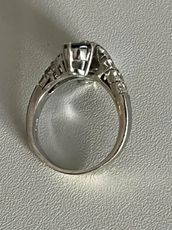 Bague Croisée Or Gris Emeraude Saphir Diamants