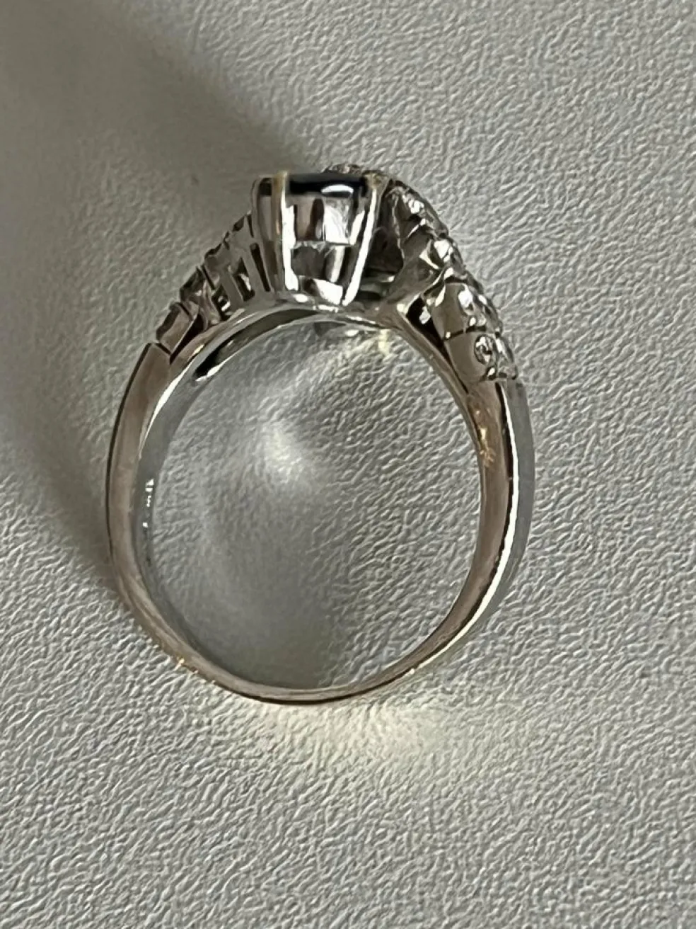 Bague Croisée Or Gris Emeraude Saphir Diamants