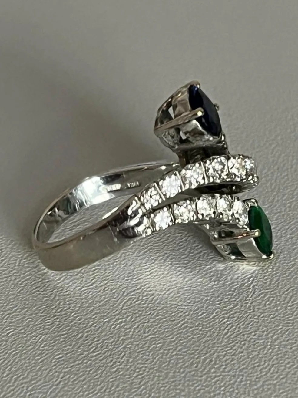Bague Croisée Or Gris Emeraude Saphir Diamants