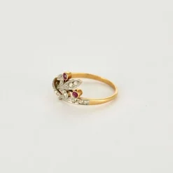 Bague début XXe or jaune et blanc, rubis et diamants
