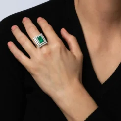 Bague de cocktail carrée en or blanc 18 carats avec diamants et émeraude