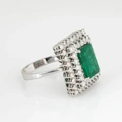 Bague de cocktail carrée en or blanc 18 carats avec diamants et émeraude