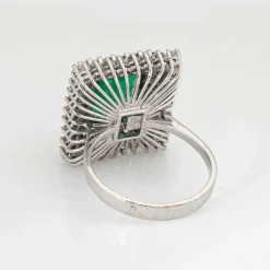Bague de cocktail carrée en or blanc 18 carats avec diamants et émeraude