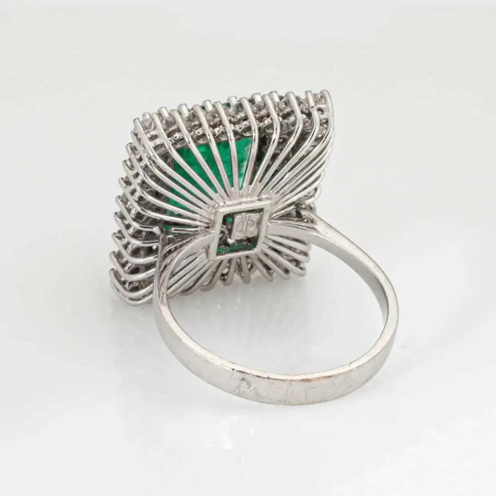 Bague de cocktail carrée en or blanc 18 carats avec diamants et émeraude