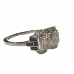 Bague de conception Art Déco, époque 1930-1935, en platine avec diamants et saphirs