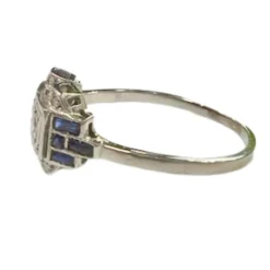 Bague de conception Art Déco, époque 1930-1935, en platine avec diamants et saphirs