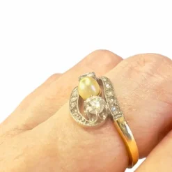 BAGUE DE DESIGN ANCIENNE DES ANNÉES 1920-1925 EN OR 18 KT ET PLATINE AVEC DIAMANTS ET PERLES
