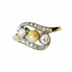BAGUE DE DESIGN ANCIENNE DES ANNÉES 1920-1925 EN OR 18 KT ET PLATINE AVEC DIAMANTS ET PERLES