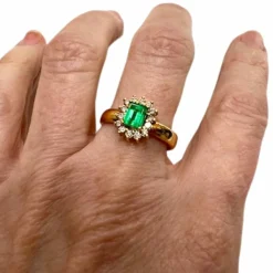 BAGUE DE DESIGN CONTEMPORAIN en OR 18 carats avec DIAMANTS et ÉMERAUDE