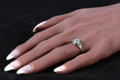 Bague de fiançailles Art Déco 1920 avec diamants et émeraude