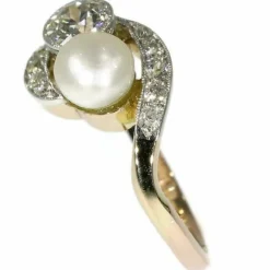 Bague de fiançailles avec diamants et perle