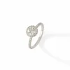 Bague de fiançailles en or blanc ornée de diamants.