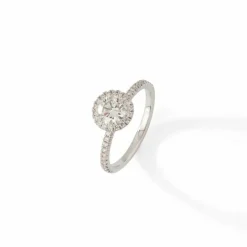 Bague de fiançailles en or blanc ornée de diamants.