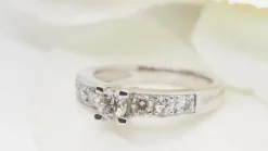 Bague de fiançailles en or gris et diamant