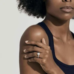Bague de fiançailles en or blanc ornée de diamants.