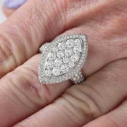 Bague de fiançailles forme marquise sertie de diamants en or gris