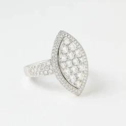 Bague de fiançailles forme marquise sertie de diamants en or gris