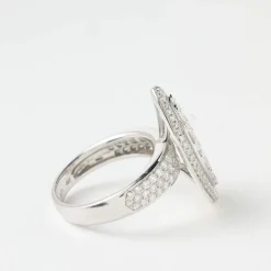 Bague de fiançailles forme marquise sertie de diamants en or gris