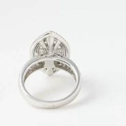 Bague de fiançailles forme marquise sertie de diamants en or gris