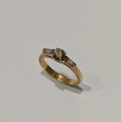 Bague de fiançailles or jaune, diamant cognac et diamants trapèzes