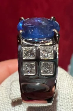 Bague de Fiançailles Or sertie Saphir entouré de Diamants
