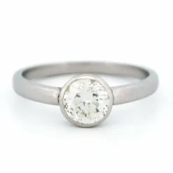 Bague de fiançailles solitaire diamant platine