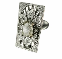 Bague de forme rectangulaire sertie d'un diamant taillé en coussin de 1,20 carats