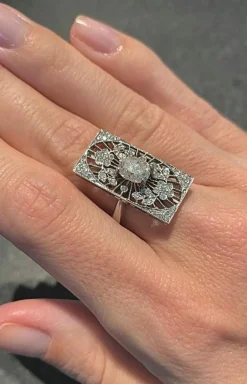 Bague de forme rectangulaire sertie d'un diamant taillé en coussin de 1,20 carats