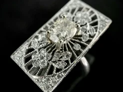 Bague de forme rectangulaire sertie d'un diamant taillé en coussin de 1,20 carats