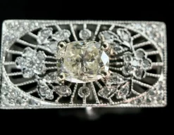 Bague de forme rectangulaire sertie d'un diamant taillé en coussin de 1,20 carats