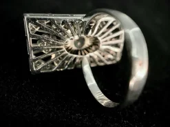 Bague de forme rectangulaire sertie d'un diamant taillé en coussin de 1,20 carats