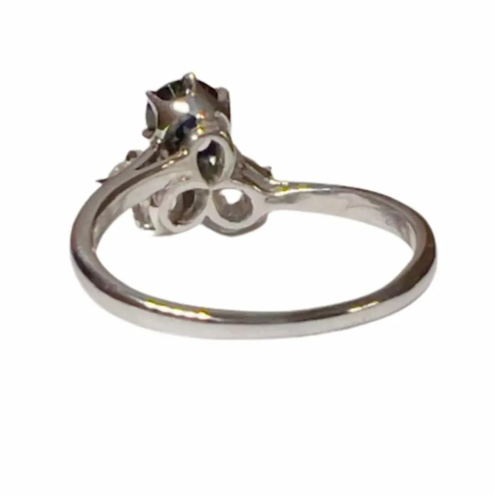 Bague de style ART DÉCO 1935 en or blanc, diamants et saphir