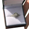 Bague de style Art Déco en or 18 carats et platine avec un diamant central de 1,21ct.