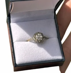 Bague de style Art Déco en or 18 carats et platine avec un diamant central de 1,21ct.