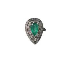 Bague de style Art Déco en platine avec une émeraude centrale et des diamants.