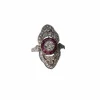 Bague de style Art Déco en platine avec diamants et rubis.