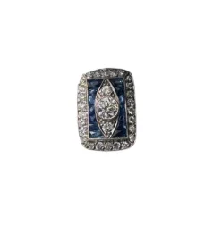 Bague de style Art Déco en platine avec diamants et saphirs.