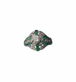 Bague de style Art Déco en platine avec diamants et émeraudes.