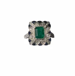 Bague de style Art Déco en platine avec diamants, émeraudes et saphirs.
