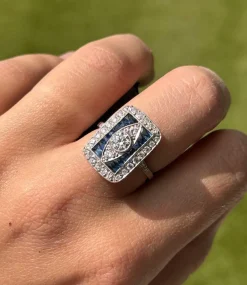 Bague de style Art Déco en platine avec diamants et saphirs.