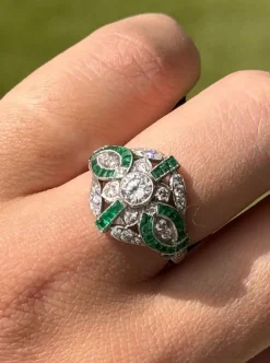 Bague de style Art Déco en platine avec diamants et émeraudes.