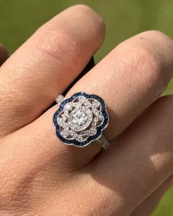 Bague de style Art Déco en platine avec diamants et saphirs.