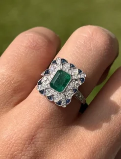 Bague de style Art Déco en platine avec diamants, émeraudes et saphirs.